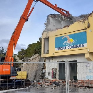 L'ex piscina di via Trento e Trieste durante la demolizione