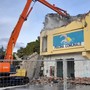 L'ex piscina di via Trento e Trieste durante la demolizione