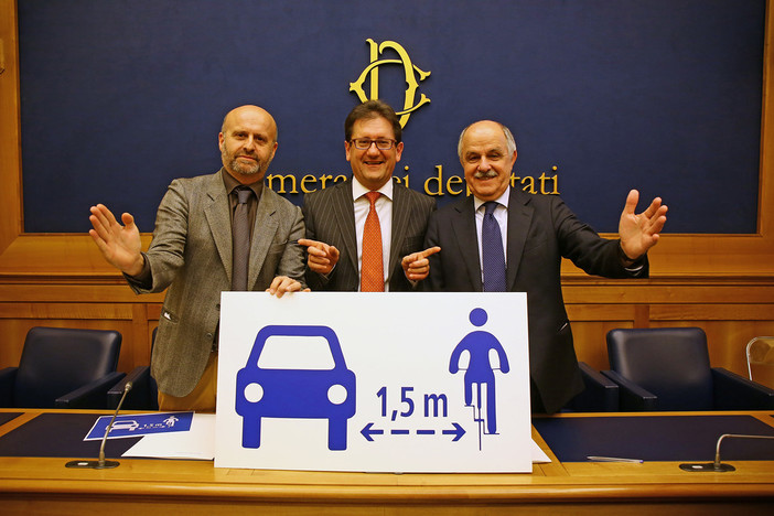 E' stato presentato il disegno di legge salva-ciclisti: in caso di sorpasso bisognerà lasciare un metro e mezzo di spazio