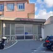 Lite tra fratelli al pronto soccorso, uno dei due strappa l’arma alla security: spavento ma senza conseguenze al San Paolo