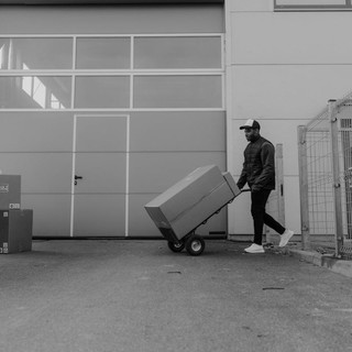 La Sicurezza nelle Grandi Strutture: I Portoni Scorrevoli Tagliafuoco Certificati