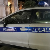 Vende otto dosi di cocaina, fermato oppone resistenza e minaccia gli agenti: arrestato pusher