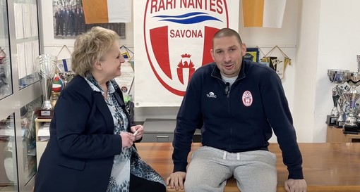 Rari Nantes Savona. Fiori d'arancio, famiglia e focaccia per capitan Valerio Rizzo: "Savonesi, il vostro sostegno è decisivo" (VIDEO) Rari Nantes Savona. Fiori d'arancio, famiglia e focaccia per capitan Valerio Rizzo: "Savonesi, il vostro sostegno è decisivo" (VIDEO)