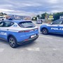 Evade dai domiciliari e tenta di rubare un paio di occhiali, poi aggredisce i poliziotti: arrestata 47enne a Savona
