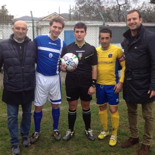 Calcio. Manca il bomber, ma c'è il vicesindaco. Paolo Rossi regala ad Andora e Golfodianese il pallone del match Calcio. Manca il bomber, ma c'è il vicesindaco. Paolo Rossi regala ad Andora e Golfodianese il pallone del match