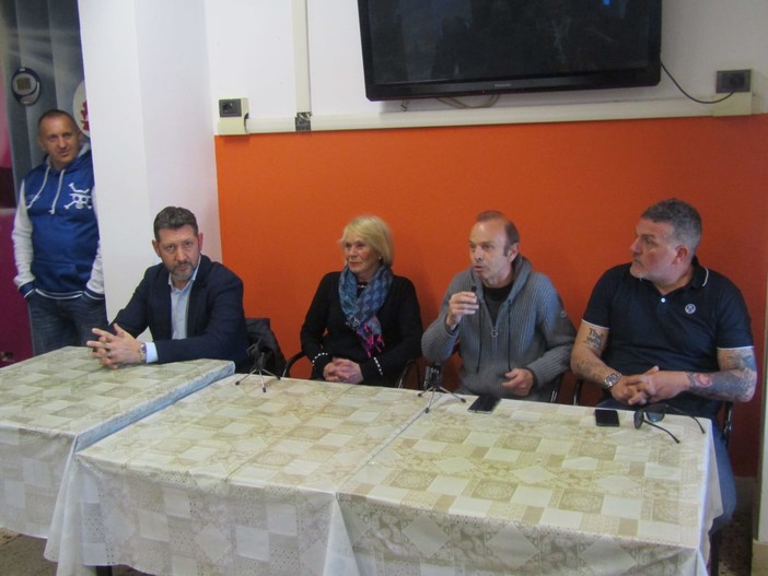 Calcio. Si presentà il Città di Savona, si iscriverà alla Seconda Categoria: "Abbiamo avuto riscontri da parte di imprenditori savonesi" (FOTO E VIDEO) Calcio. Si presentà il Città di Savona, si iscriverà alla Seconda Categoria: "Abbiamo avuto riscontri da parte di imprenditori savonesi" (FOTO E VIDEO)