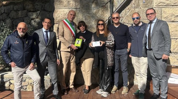 Alassio. Un nuovo defibrillatore per la Palestra sul Mare, la donazione arriva dal Panathlon "Non solo mare"