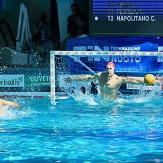 Foto di squadra dopo la premiazione e Nicosia mentre para il rigore. Quest'ultima realizzata da