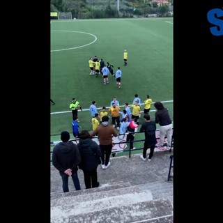 Calcio. L'arbitro prende un pugno in faccia e reagisce durante Nuova Sanstevese - Real Santo Stefano (VIDEO)