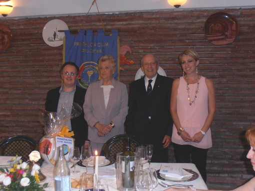 il Vice Presidente del Panathlon Savona, Enzo Motta, consegna alla Presidente del Panathlon Le Cannet, Viviane Passeggi Gibert, un’opera realizzata dall’artista e ceramista Bruno Grassi, Presidente del Panathlon Savon