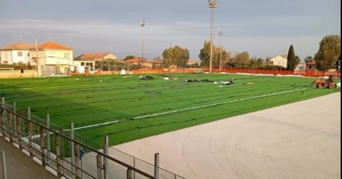 Calcio | Loano, via alla stesura del nuovo manto sintetico dell'Ellena: si avvicina il ritorno "a casa" dei rossoblù