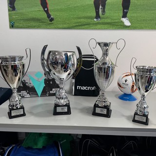 Calcio, Tornei Estivi. Le coppe e i premi speciali del Quarto Trofeo Città di Albenga sono pronti, domani sera via al sorteggio dei gironi Calcio, Tornei Estivi. Le coppe e i premi speciali del Quarto Trofeo Città di Albenga sono pronti, domani sera via al sorteggio dei gironi