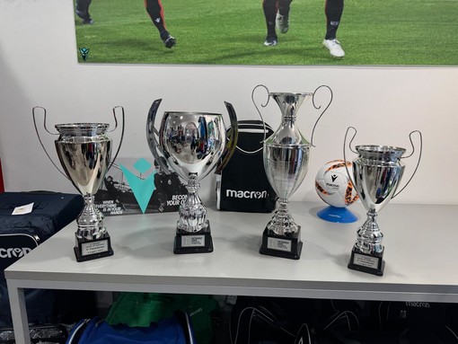 Calcio, Tornei Estivi. Le coppe e i premi speciali del Quarto Trofeo Città di Albenga sono pronti, domani sera via al sorteggio dei gironi Calcio, Tornei Estivi. Le coppe e i premi speciali del Quarto Trofeo Città di Albenga sono pronti, domani sera via al sorteggio dei gironi