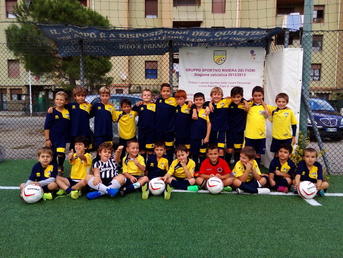 La solidarietà del Gruppo Sportivo Riviera dei Fiori di Imperia con i palloni ufficiali della LILT