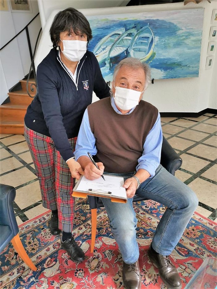 Riccardo Patrese ad Alassio: firma la piastrella ricordo del Campionato Mondiale degli schiacciasassi
