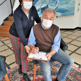 Riccardo Patrese ad Alassio: firma la piastrella ricordo del Campionato Mondiale degli schiacciasassi