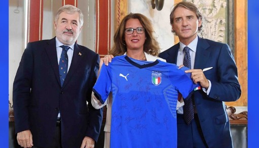 Stelle nello Sport: La Maglia della Nazionale di Calcio e la tuta di Alex Zanardi all'asta su CharityStars per #GenovanelCuore