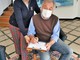 Riccardo Patrese ad Alassio: firma la piastrella ricordo del Campionato Mondiale degli schiacciasassi