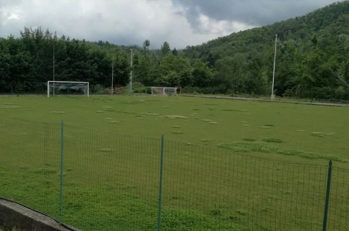 Calcio, Pallare. Al &quot;Ravera&quot; spuntano le margherite. Prestipino: &quot;Impossibilitati a compiere la manutenzione, ognuno deve assumersi le proprie responsabilità&quot;