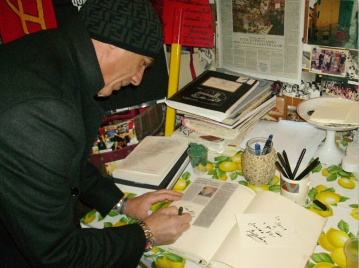 Beppe Sannino firma la piastrella dei Fieui di Caruggi Beppe Sannino firma la piastrella dei Fieui di Caruggi