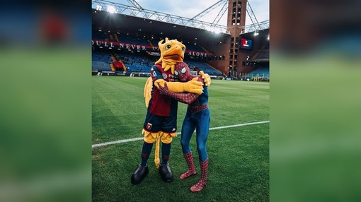 Spiderman Villardita si prende il &quot;Ferraris&quot; e condivide coi genoani il suo messaggio di solidarietà