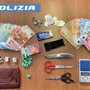 Droga nascosta tra le siepi e sugli alberi nei giardini delle Trincee: due gli arrestati Droga nascosta tra le siepi e sugli alberi nei giardini delle Trincee: due gli arrestati