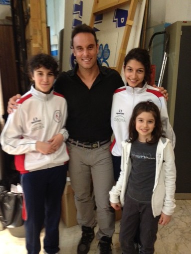 Nella foto Paolo Pizzo con Camilla e Carolina Gastaldi ed Arianna Astegiano Nella foto Paolo Pizzo con Camilla e Carolina Gastaldi ed Arianna Astegiano