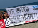 Lo striscione esposto dai tifosi in occasione del torneo internazionale  di beach soccer alla Marina