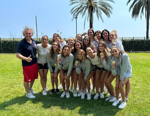 Sincro. Oro nella Squadra per la Rari Nantes Savona e le biancorosse sono vice campionesse d'Italia ai Campionati Juniores Sincro. Oro nella Squadra per la Rari Nantes Savona e le biancorosse sono vice campionesse d'Italia ai Campionati Juniores