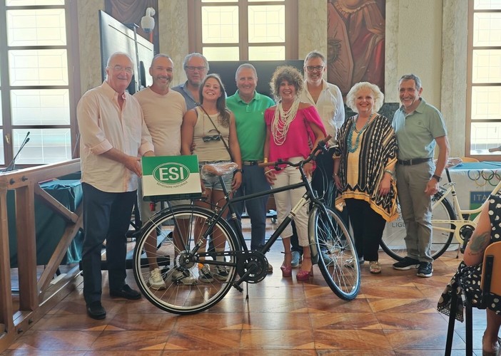 Ciclismo | Savona, premiati i vincitori del concorso "Vetrine in Rosa" dedicato al passaggio del Giro d'Italia