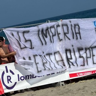Lo striscione esposto dai tifosi in occasione del torneo internazionale  di beach soccer alla Marina
