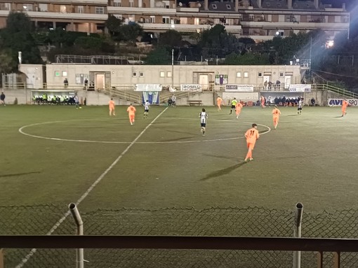 Calcio. Città di Savona, colpaccio in rimonta e primato in classifica: Spotornese ko 3-2 dopo mezz'ora di blackout all'impianto d'illuminazione Calcio. Città di Savona, colpaccio in rimonta e primato in classifica: Spotornese ko 3-2 dopo mezz'ora di blackout all'impianto d'illuminazione