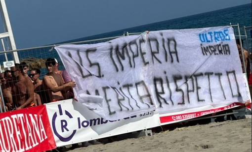 Lo striscione esposto dai tifosi in occasione del torneo internazionale di beach soccer alla Marina Lo striscione esposto dai tifosi in occasione del torneo internazionale di beach soccer alla Marina