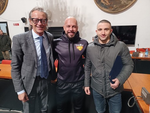 Albenga: una targa di riconoscimento a Samuele Iorio, neo campione italiano di Kickboxing (FOTO) Albenga: una targa di riconoscimento a Samuele Iorio, neo campione italiano di Kickboxing (FOTO)
