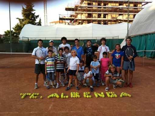 Nella foto, i Maestri Clementina e Davide con alcuni ragazzi della Scuola.