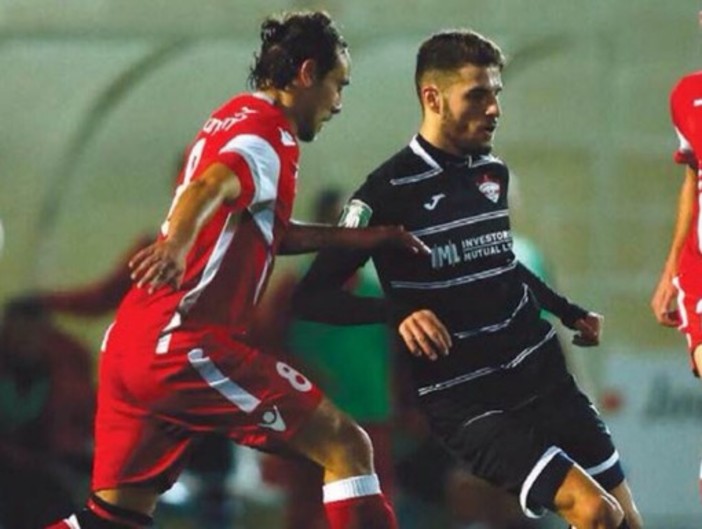 Thomas Sarina con la maglia dei Naxxar Lions