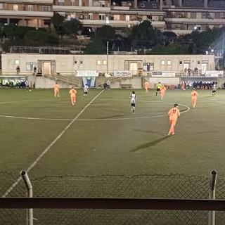 Calcio. Città di Savona, colpaccio in rimonta e primato in classifica: Spotornese ko 3-2 dopo mezz'ora di blackout all'impianto d'illuminazione