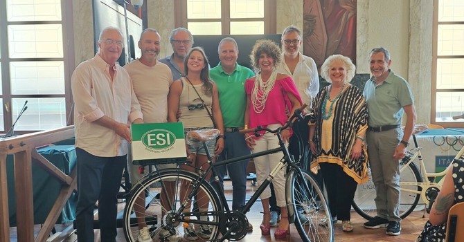 Ciclismo | Savona, premiati i vincitori del concorso "Vetrine in Rosa" dedicato al passaggio del Giro d'Italia