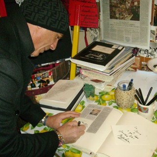 Beppe Sannino firma la piastrella dei Fieui di Caruggi