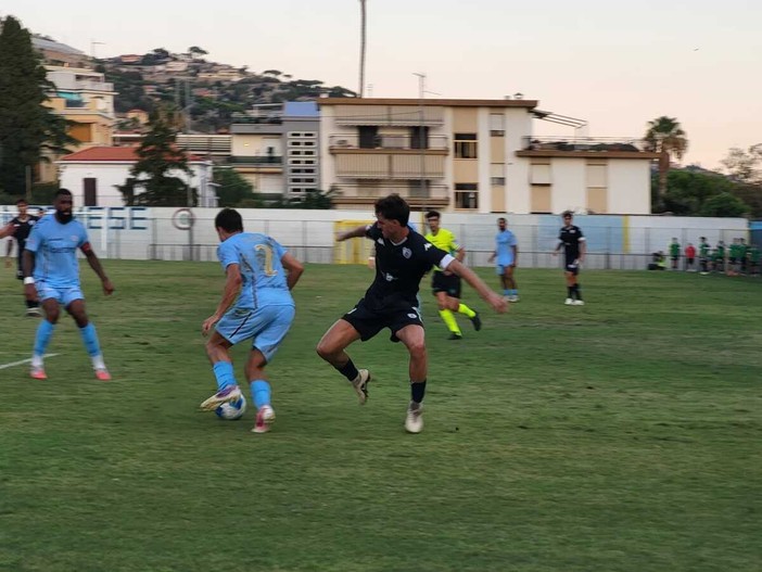 Calcio | Celle Varazze, a Sanremo applausi senza punti: al Comunale decide il rigore di Djorkaeff Calcio | Celle Varazze, a Sanremo applausi senza punti: al Comunale decide il rigore di Djorkaeff