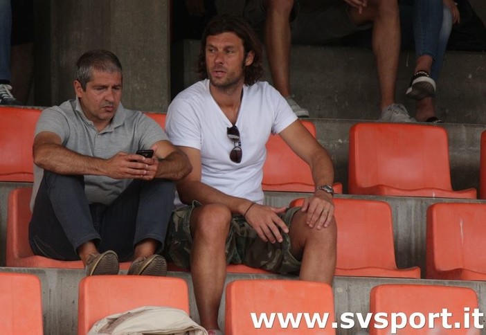 Paolo Scalzi sulle tribune del Chittolina insieme all'ex difensore rossoblu Marco Pecorari