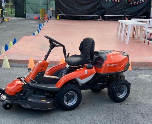 Arriva un nuovo mezzo per la manutenzione dell'erba dello 'Zaccari' di Camporosso