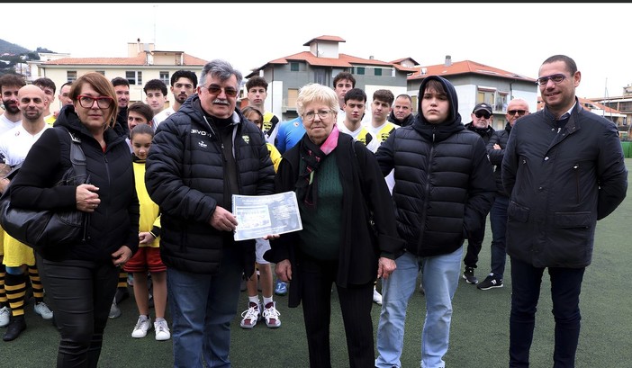 Calcio, Baia Alassio. Una targa allo stadio Ferrando per ricordare Sergio Zenari: "Con il suo esempio continuerà a ispirarci"