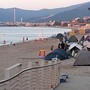Savona, tende e accampamenti sulle spiagge libere, sgomberate le tendopoli
