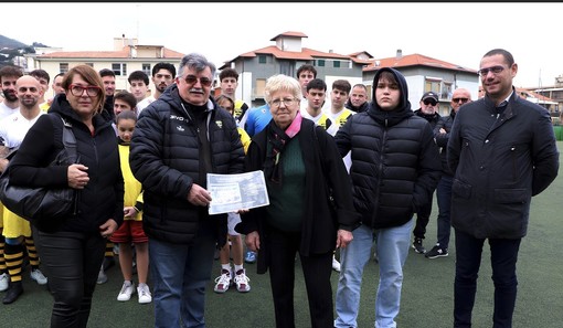 Calcio, Baia Alassio. Una targa allo stadio Ferrando per ricordare Sergio Zenari: "Con il suo esempio continuerà a ispirarci" Calcio, Baia Alassio. Una targa allo stadio Ferrando per ricordare Sergio Zenari: "Con il suo esempio continuerà a ispirarci"