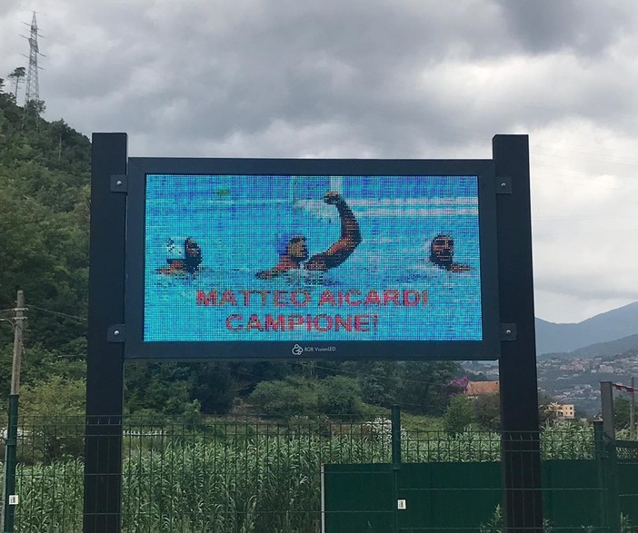 Pallanuoto: Tovo San Giacomo celebra Matteo Aicardi campione del mondo. La foto del centroboa compare sui maxischermi cittadini
