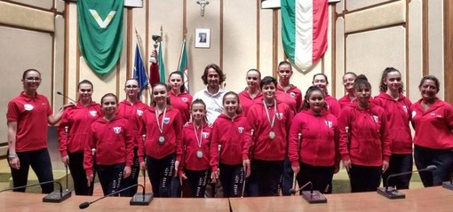 Twirling Luna Rossa. Domani sera a Varazze il saggio di fine anno Twirling Luna Rossa. Domani sera a Varazze il saggio di fine anno