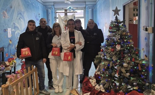 Calcio. Gli Ultras Savona vicini ai bimbi ricoverati al San Paolo, per loro i panettoni di natale