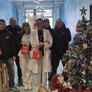 Calcio. Gli Ultras Savona vicini ai bimbi ricoverati al San Paolo, per loro i panettoni di natale