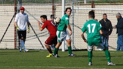 Calcio, Promozione. Caruso regala tre punti al Bragno, l'Arenzano si arrende nel recupero Calcio, Promozione. Caruso regala tre punti al Bragno, l'Arenzano si arrende nel recupero